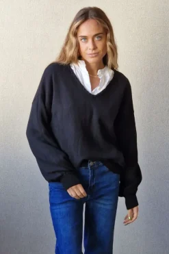 Jersey cuello pico con pespunte negro