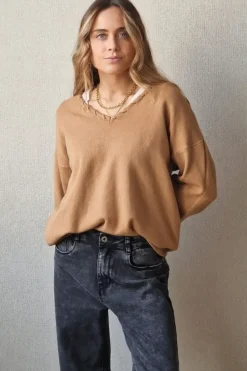 Jersey cuello pico con pespunte camel