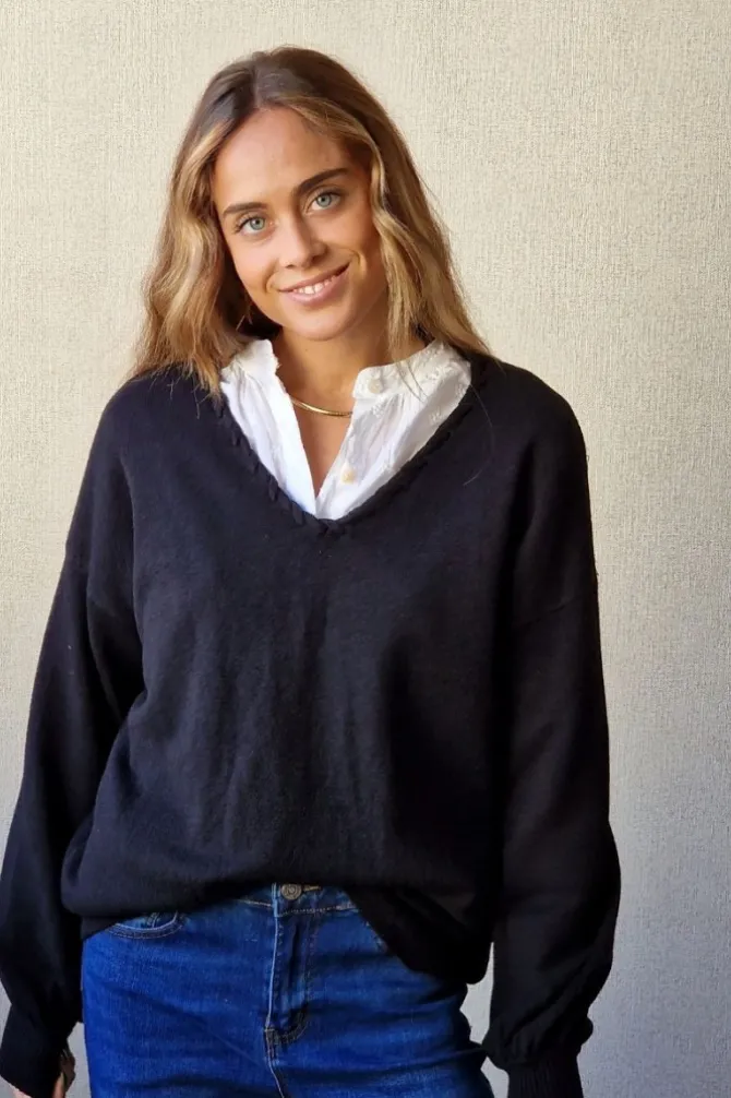 Jersey cuello pico con pespunte negro