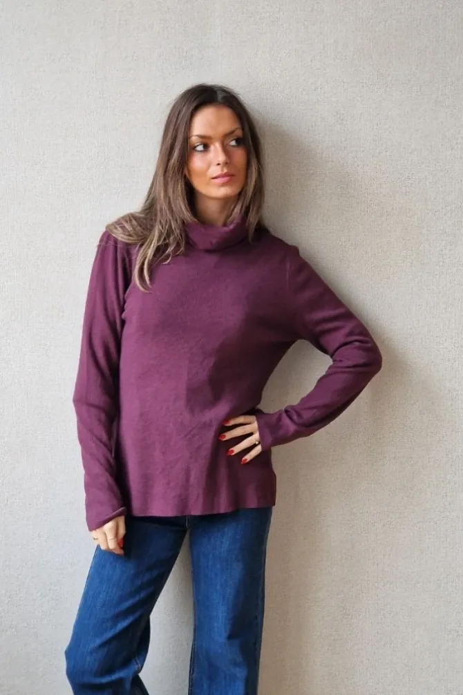 Jersey de cuello cisne con bolsillos berenjena