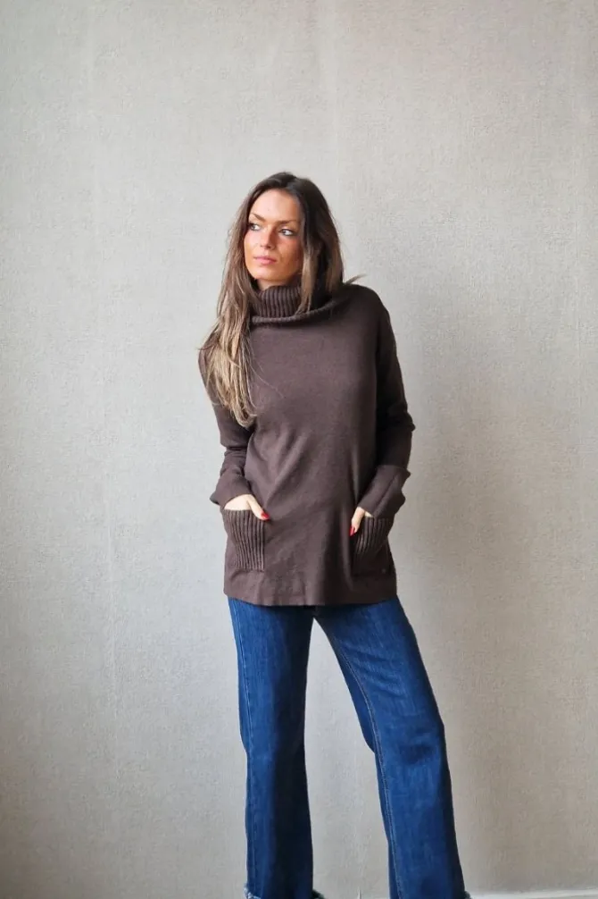 Jersey de cuello cisne con bolsillos marrón chocolate