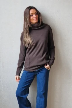 Jersey de cuello cisne con bolsillos marrón chocolate