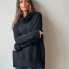 Jersey de cuello cisne de canalé con bolsillos negro
