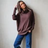 Jersey de cuello cisne de canalé con bolsillos marrón