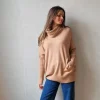Jersey de cuello cisne de canalé con bolsillos camel