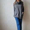 Jersey de cuello cisne de canalé con bolsillos gris