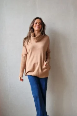 Jersey de cuello cisne de canalé con bolsillos camel