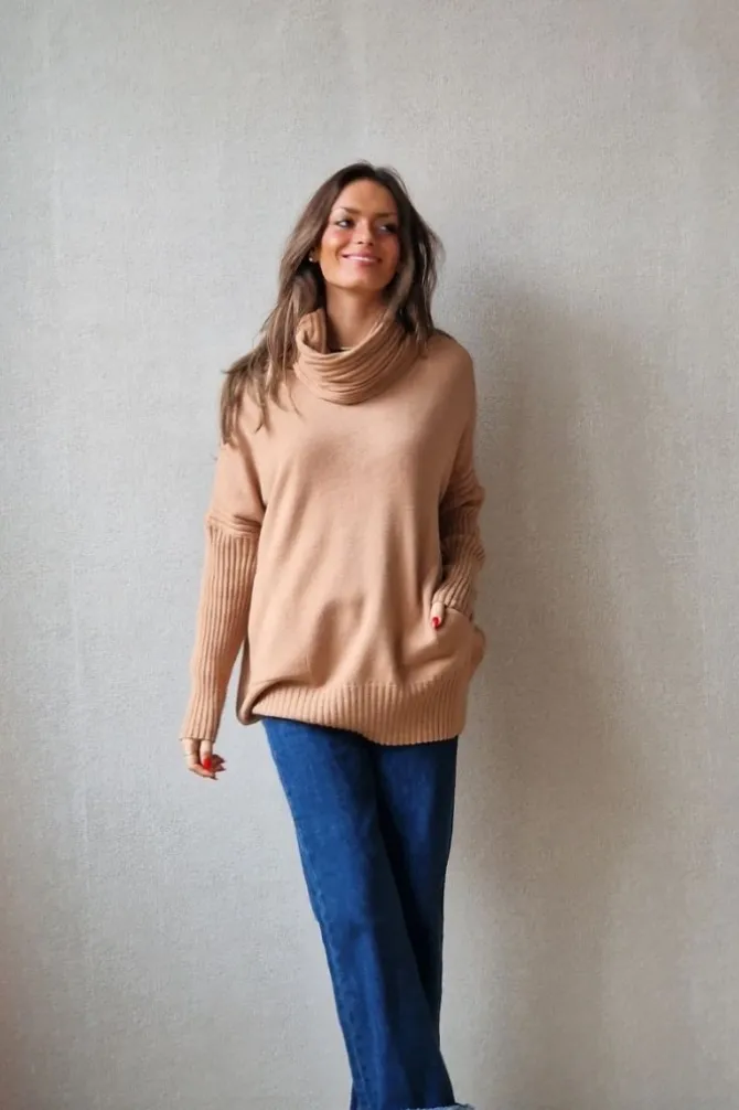 Jersey de cuello cisne de canalé con bolsillos camel