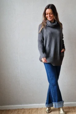 Jersey de cuello cisne de canalé con bolsillos gris