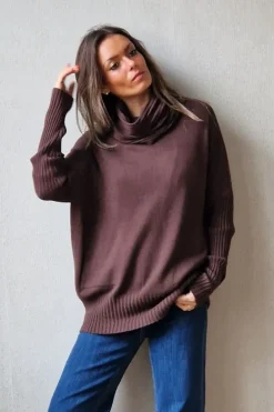 Jersey de cuello cisne de canalé con bolsillos marrón