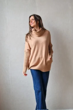 Jersey de cuello cisne de canalé con bolsillos camel