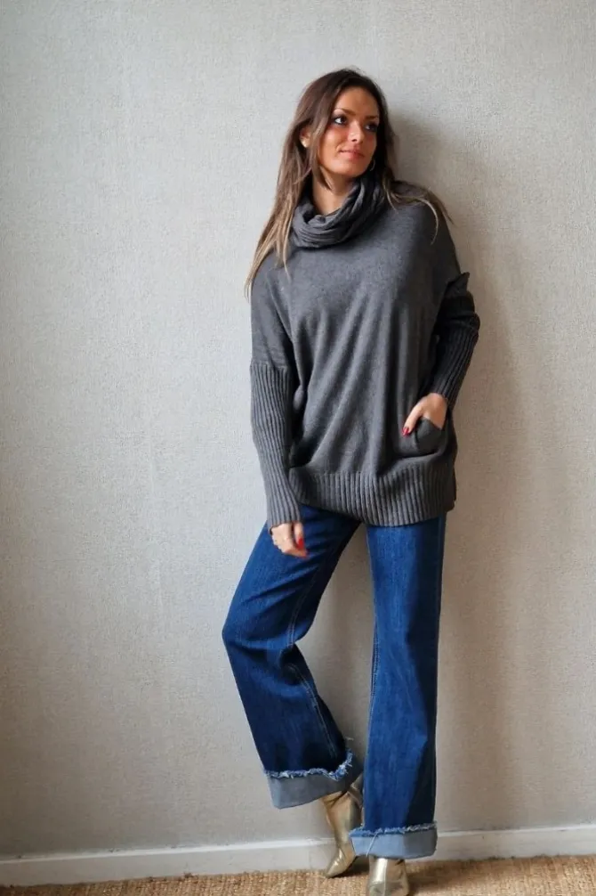 Jersey de cuello cisne de canalé con bolsillos gris