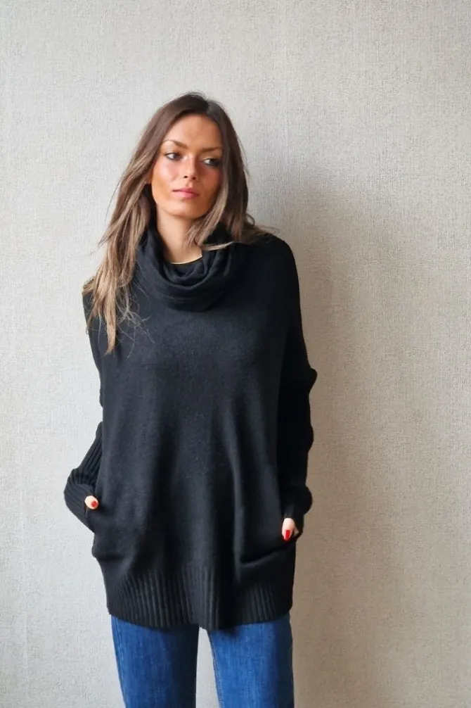 Jersey de cuello cisne de canalé con bolsillos negro