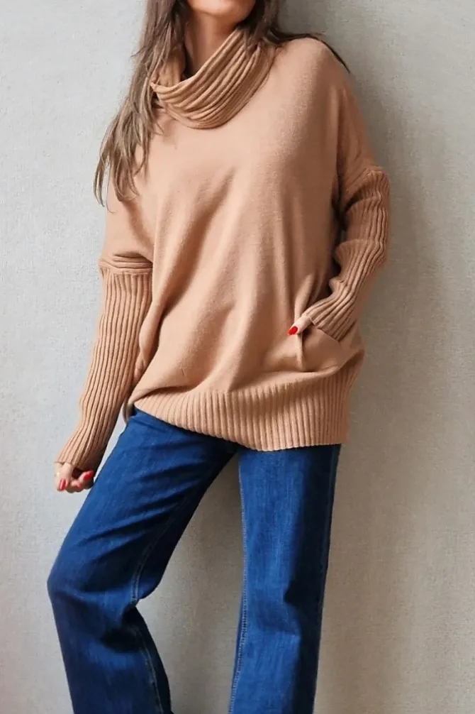 Jersey de cuello cisne de canalé con bolsillos camel