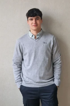 Jersey de hombre de cuello pico gris