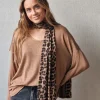 Jersey fino con bufandita de animal print camel