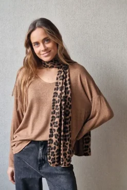 Jersey fino con bufandita de animal print camel