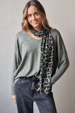 Jersey fino con bufandita de animal print verde