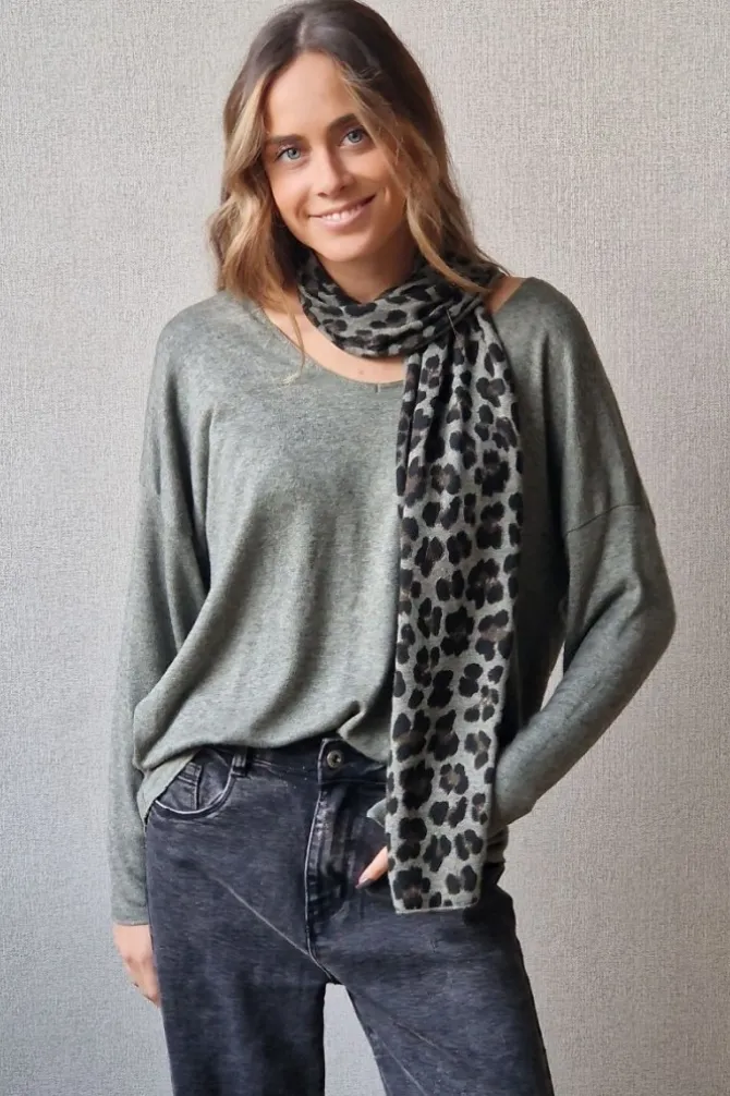 Jersey fino con bufandita de animal print verde