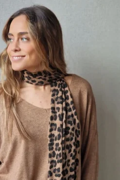 Jersey fino con bufandita de animal print camel
