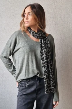 Jersey fino con bufandita de animal print verde
