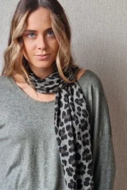 Jersey fino con bufandita de animal print verde