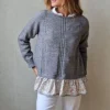 Jersey gris con volante flores