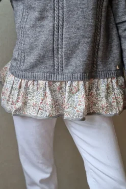 Jersey gris con volante flores