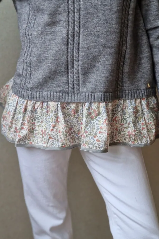 Jersey gris con volante flores