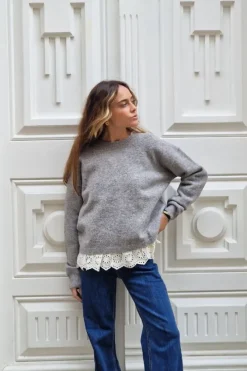 Jersey gris cuello redondo con puntilla