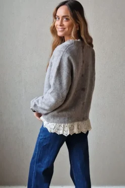 Jersey gris cuello redondo con puntilla