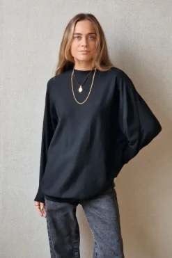Jersey oversize manga murciélago negro