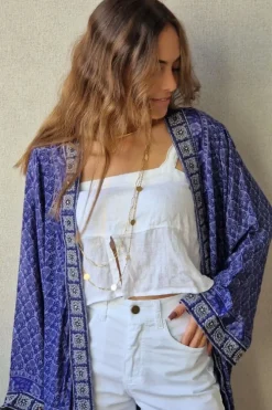 Kimono indio de seda azul con detalle en la solapa