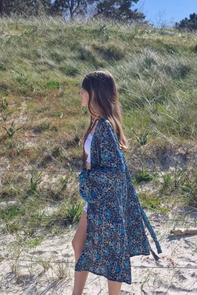 Kimono largo estampado con flores azul marino
