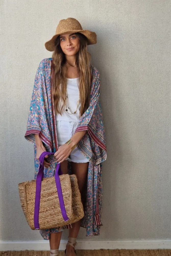 Kimono largo estampado rematado con espejitos tonos rosa