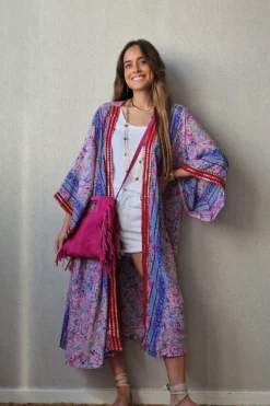 Kimono largo estampado rematado con espejitos tonos rosa