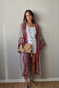 Kimono largo estampado rematado con espejitos tonos rojos