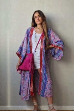 Kimono largo estampado rematado con espejitos tonos rosa