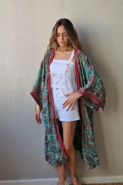 Kimono largo estampado rematado con espejitos tonos verdes