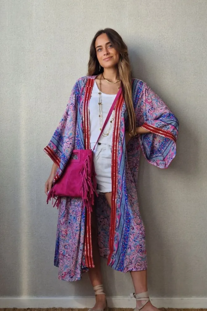 Kimono largo estampado rematado con espejitos tonos rosa