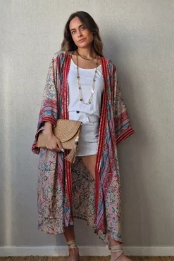 Kimono largo estampado rematado con espejitos tonos rojos