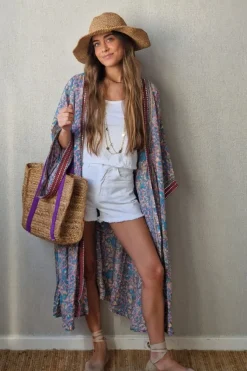 Kimono largo estampado rematado con espejitos tonos rosa