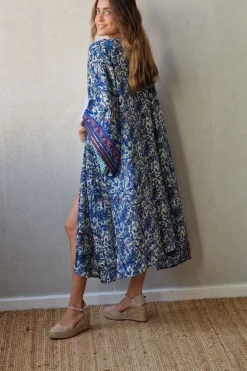 Kimono largo estampado rematado con espejitos tonos azules