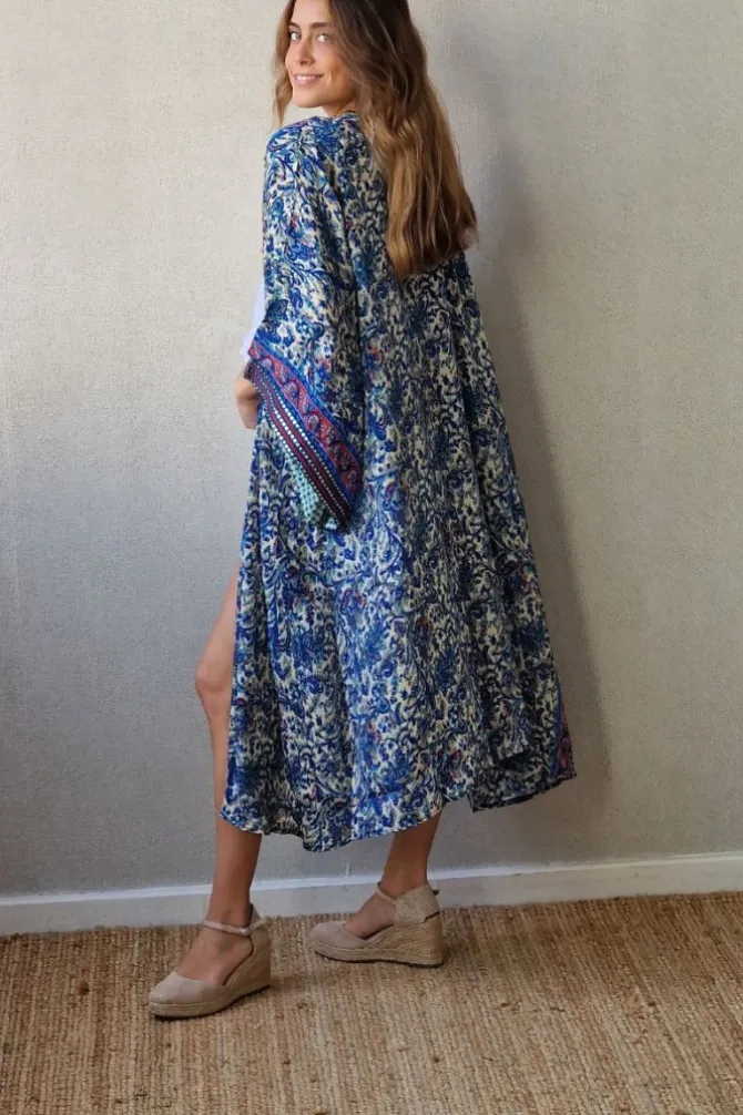 Kimono largo estampado rematado con espejitos tonos azules