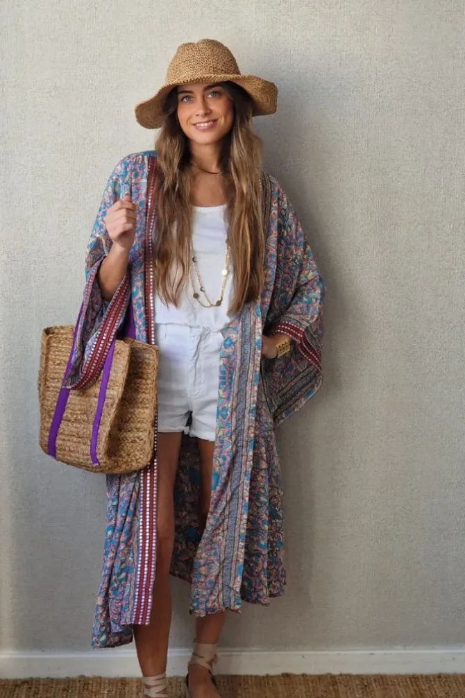 Kimono largo estampado rematado con espejitos tonos rosa