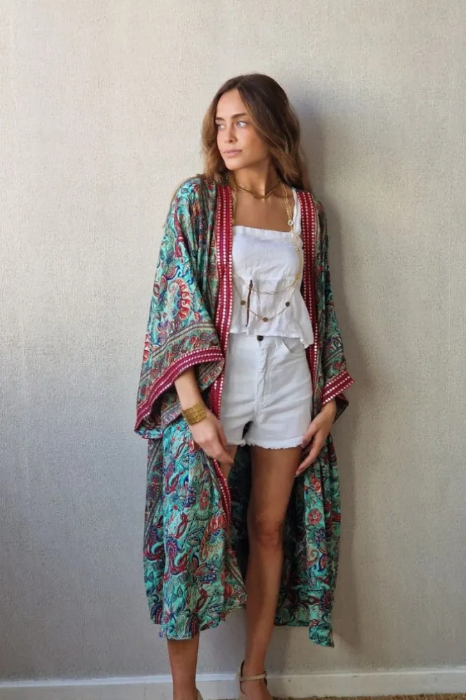 Kimono largo estampado rematado con espejitos tonos verdes