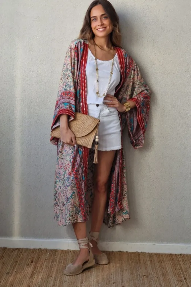 Kimono largo estampado rematado con espejitos tonos rojos
