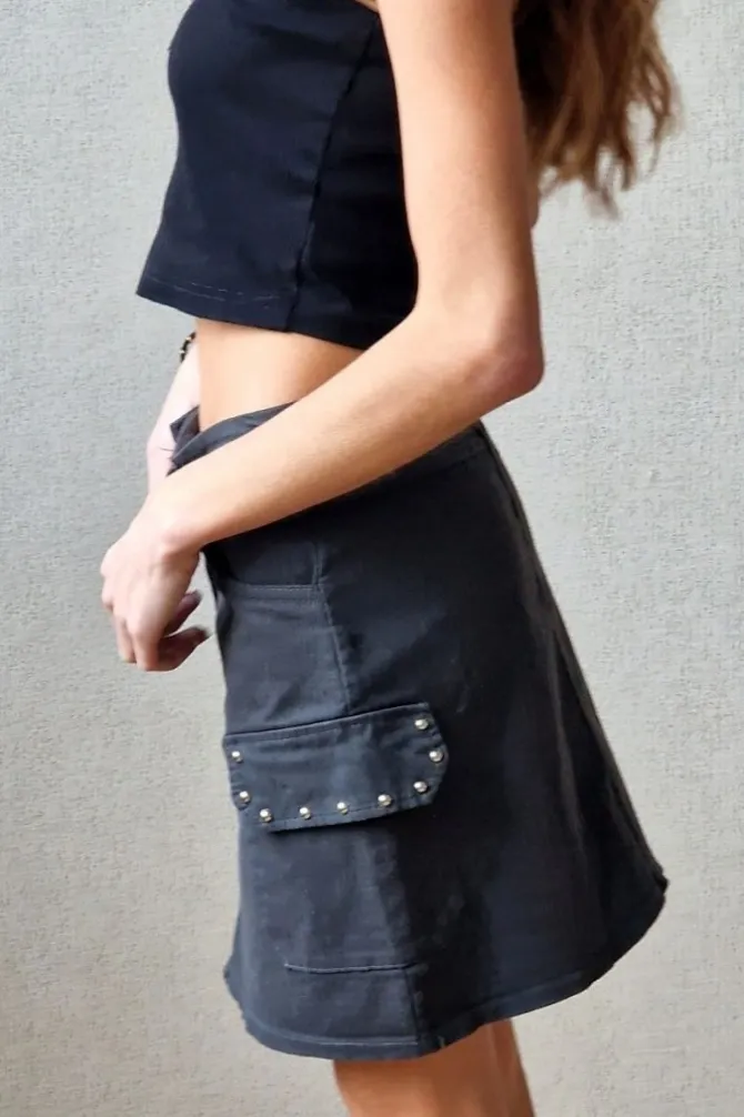 Mini falda con tachas gris
