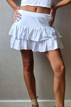 Minifalda pantalón blanco con cintura de goma y volantes