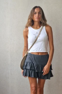 Minifalda pantalón gris con cintura de goma y volantes